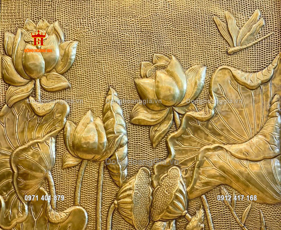 Treo tranh hoa sen mang đến phong thủy bình an cho gia chủ